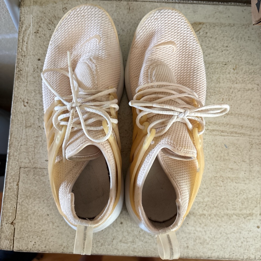 Women's light pink Nike Prestos